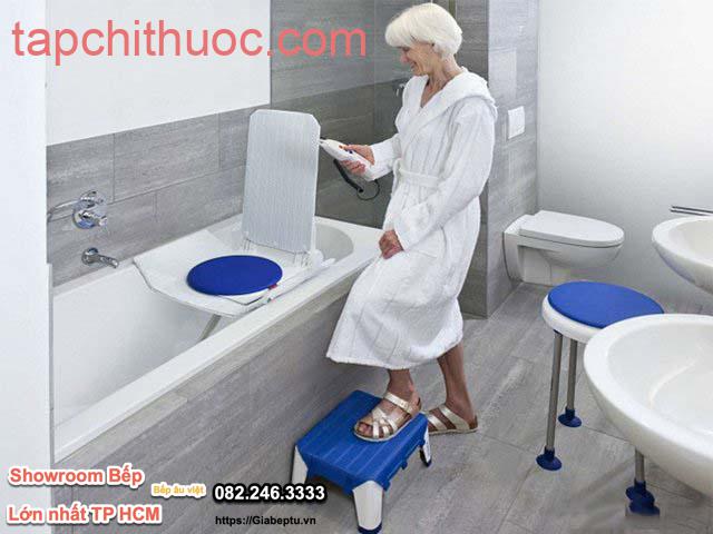 Với thiết kế phòng vệ sinh này, người cao tuổi có thể dễ dàng sử dụng và đảm bảo được sự an toàn. Bồn tắm với thiết kế ghế tựa riêng biệt. Vòi tắm tay gạt với 2 bên nóng – lạnh tiện lợi khi sử dụng.